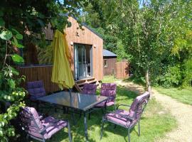 Cosy house in a beautiful garden, hotel v destinaci Cavan