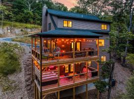 LUX Cabin:Theater•HotTub•FirePit•GameRm•MtnViews, hotel v destinaci Hopkins Spring
