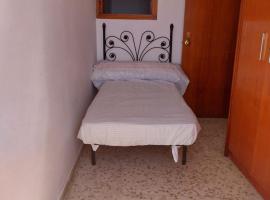 Habitación Mercadona B, hotel in Cantillana