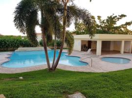 Gated Complex with Pool Balcony Near Attractions, villa i Pole Ojea