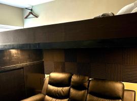 Cozy Studio near Nuvali, Enchanted Kingdom - Private Cinema with Netflix & Disney Plus with Free Pool Access, hotel v destinaci Silang