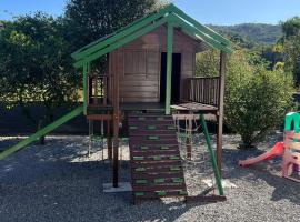 Casa recém reformada, 3 quartos e com playground, hotel in Pomerode