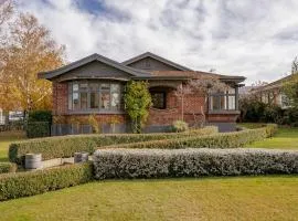 Lakeside Retreat - Cromwell Holiday Home