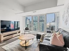 Enjoy the City Skyline View with Pool & Gym