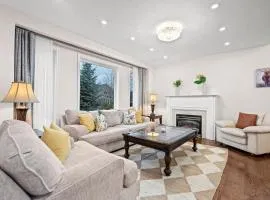 5 Bedroom Luxe Home with Patio beside Square One