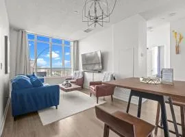 2BR Penthouse Views of Toronto, Pool and Sauna