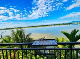Autumn Bay Riverside Villa