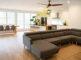 Stunning Modern Queenslander, steps to Lake