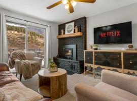 Riverfront cabin w fireplace & deck, hotel a Shawnee