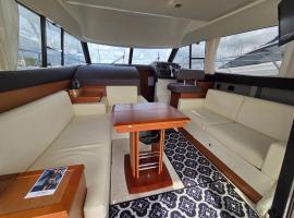 Vedette KEFI Prestige 350 Fly, barco em Les Sables-dʼOlonne
