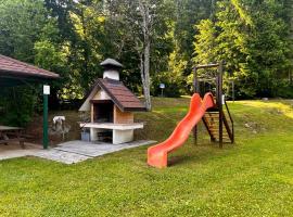 로아나에 위치한 호텔 Solarium e area Giochi - Vicino ad Asiago - Garage