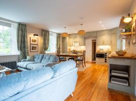 Penninghame Estate - Earl's Library, hotel in Challoch