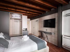 GuestHost - Santo 86 Luxury Rooms, khách sạn ở Padova