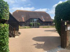 Hewarts Barn, Brand New Property, 1 Mile From The Beach, 15 Minutes From All Goodwood Events, hotel i Bognor Regis