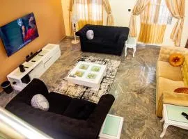 Luxury 4 BR Apt w Parking, Hot tub, Magodo Estate