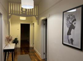 11Eardley - 2bedroom house - Free parking - 3 minutes from CBD, villa in Kings Park