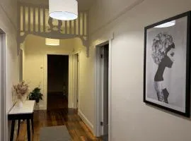 11Eardley - 2bedroom house - Free parking - 3 minutes from CBD
