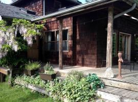 Inviting Cottage Rental with Private Deck near Bellingham, Washington, hotel di Lummi Island