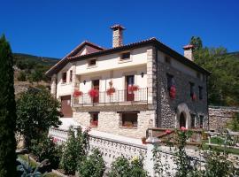 Casa Rural Torres, hotel sa parkingom u gradu Valdenoceda