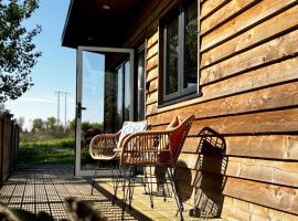 Lakeside Lodge- 'Swallow', spa hotel in Bishampton