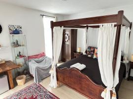Two nice rooms in residential area with private bathroom, hotel v destinaci Almere