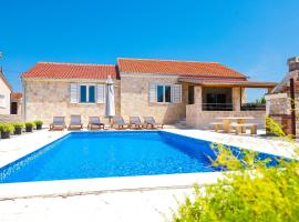 Villa Stone House with Pool、ニンのホテル