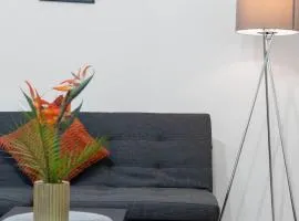 Free Parking - Sleeps 6 - 2 Bedrooms - Newly Renovated