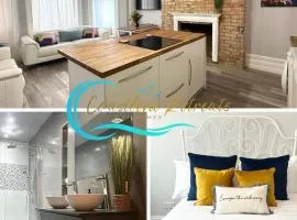 The Bournemouth Haven - Brought to you by Coastline Retreats - Grand 2 bedroom luxury apartment - 3 mins walk to beach - Superfast Wifi - Sleeps 6
