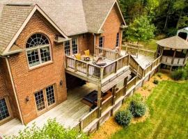 Luxurious and Spacious Rental in Avon for an Amazing Vacation in Indiana, hotel i Avon