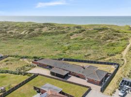 Home With Activity Room Near The North Sea, khách sạn ở Hvide Sande