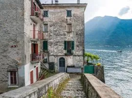 GuestHost - Lovely studio with balcony a few mt from the lake