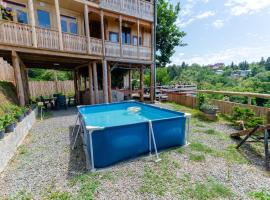 Private Treehouse for 10 Guests with Sea View & Plunge Pool, Hotel in Zichisdsiri