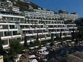 Premium apartment - parking, pool and beach access