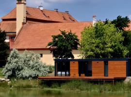 Residence Safari Resort - Lakeside Cabin，位于Borovany的木屋