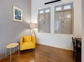Non Inn The Post and Barber 3 Bedroom Riverside Shophouse with King and Twin Rooms