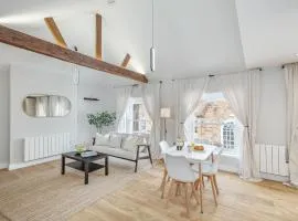 Bright Apartments Near Farnham Castle by StayStayStay