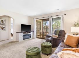Branson Cozy Bungalow in Premier Location, hotel in Branson