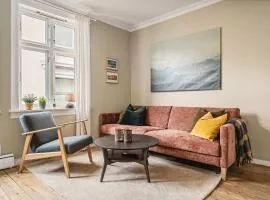Dinbnb Homes I Idyllically Located 4-Bedroom Home