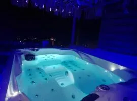 Anglada, Villa with a private pool and jacuzzi