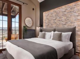 Tilemachos by GM Luxury Suites Kalavryta, hotel with hot tubs in Kalavrita