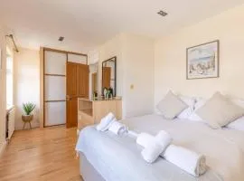 Spacious 4-Bedroom Home - Parking - Garden