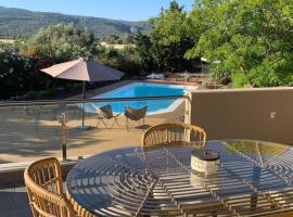 Villa Polyxeni Magnolia 150m from the sea, hotel in Politiká