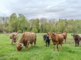 Wake Up to Highland "Coos" - Cozy Farm Suite with Panoramic Views