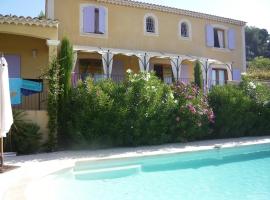 beautiful 4 bedroom villa, pool, Luberon, hotel a Cadenet