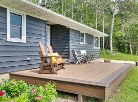 3 Mi to Lake Onalaska Quaint Home with Prairie View