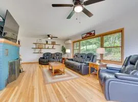 3 Mi to Lake Onalaska Quaint Home with Prairie View