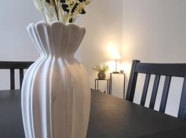 Relaxing Seaside Stay 3-Bed Home Minutes from Hythe Beach, seoska kuća u gradu Hythe