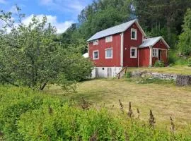 Rotes Schwedenhaus für Familien und Hunde