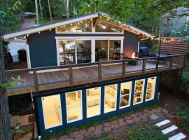 Lake Lanier Lodge - Dock Views & Fire Pit, ξενοδοχείο σε Cumming