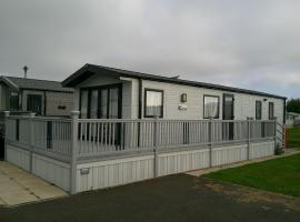 Kings Ashington 6 Berth Central Heated Enclosed Veranda、チャペル・セント・レオナルズのホテル